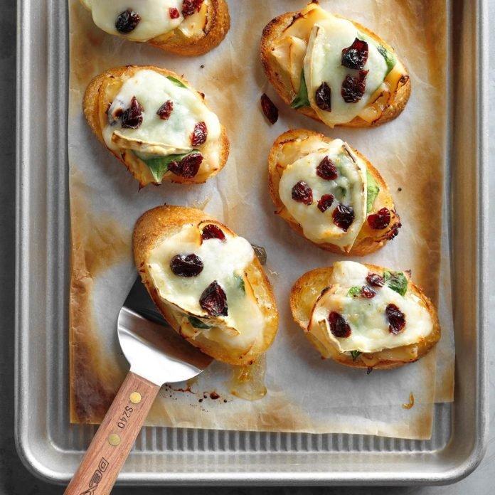 Roasted Turkey and Brie Holly Mini Bites